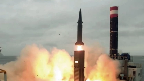 Một tên lửa đạn đạo Hyunmoo-2C có cự ly 800 km được bắn từ bệ phóng gắn trên xe tải. Ảnh: Bộ Quốc phòng Hàn Quốc.