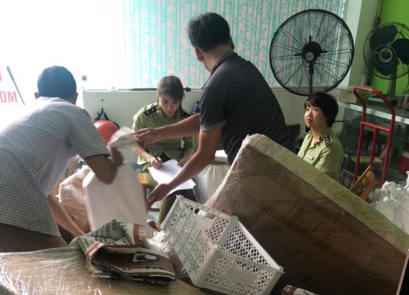 Thu giữ lượng lớn phụ tùng ô tô có dấu hiệu giả mạo nhãn hiệu tại 2 cơ sở kinh doanh ở Hà Nội