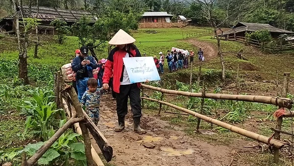 Đoàn công tác đã đi bộ vượt qua gần 10km đường rừng núi, trơn trượt để vào Ngôi trường Tương Lai.