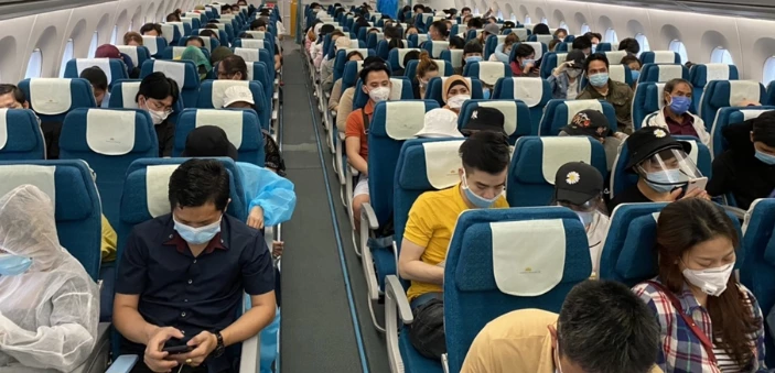 Hành khách đều phải đeo khẩu trang trong suốt chuyến bay.