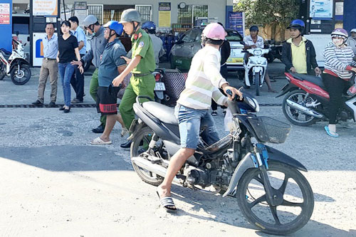 Sóc Trăng: Bị tóm khi xông vào trạm xăng cướp tiền
