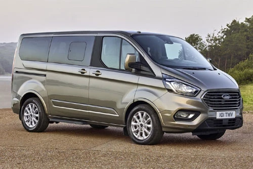 =3. Ford Tourneo (doanh số: 4 chiếc).