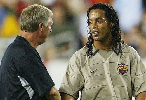 Paul Scholes tiết lộ vụ Ronaldinho “lật kèo” với Man Utd