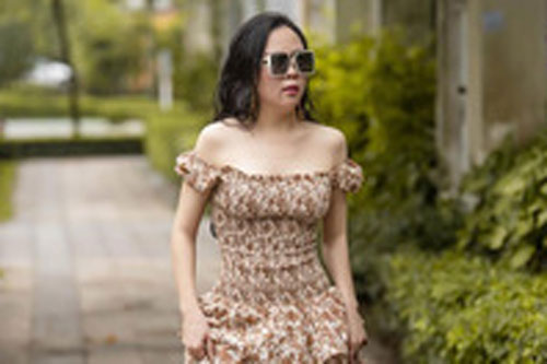 Phượng Chanel diện váy mullet khoe bờ vai trần