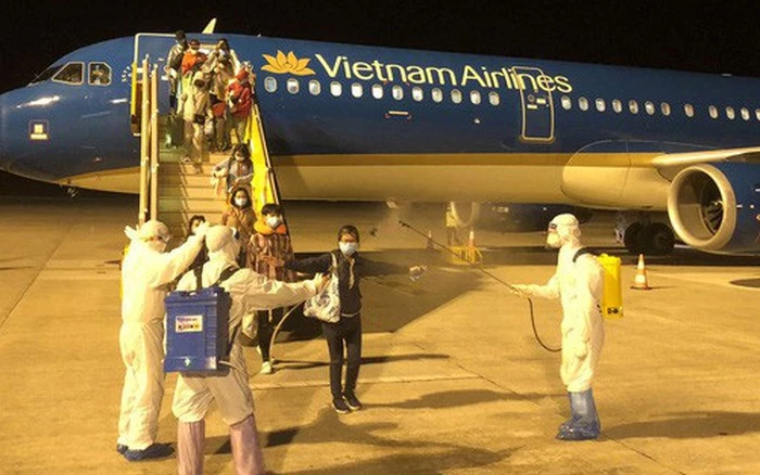 Các hành khách khi xuống máy bay được kiểm tra y tế kỹ càng.