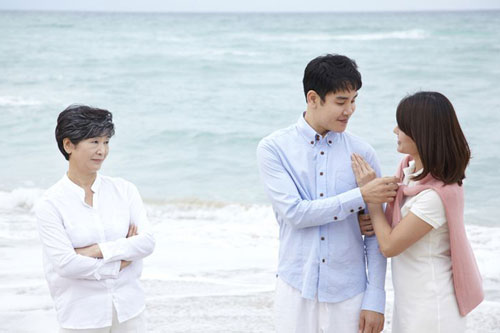 Mẹ chồng giả vờ tốt với tôi trước mặt chồng