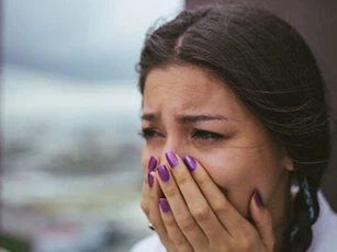 Mẹ chồng "sinh sự" mỗi ngày vì tôi không đưa tiền lương cho bà