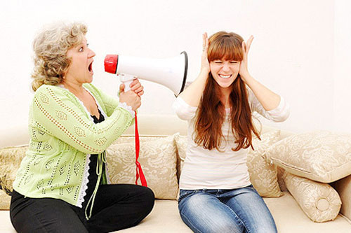 Mẹ chồng mắng tôi 'đè đầu cưỡi cổ' chồng vì để anh làm việc nhà