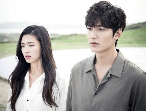 Jeon Ji Hyun: Năm 2016, Lee Min Ho nên duyên cùng “mợ chảnh” Jeon Ji Hyun trong Legend of the Blue Sea (Huyền thoại biển xanh). Anh sắm vai kẻ lừa đảo chuyên nghiệp Heo Yoon Jae, tình cờ gặp gỡ nàng tiên cá Shim Cheong và viết nên một câu chuyện tình lãng mạn. Lần hợp tác này của hai diễn viên từng gây nên một cơn sốt trên các diễn đàn phim ảnh và mạng xã hội, bởi họ đều sở hữu nhan sắc xuất chúng cùng danh tiếng vươn ra châu Á suốt nhiều năm.