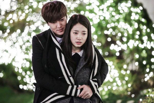 Park Shin Hye: Trong The Heirs (2013), Lee Min Ho hóa thân thành công tử nhà giàu Kim Tan, đem lòng yêu cô nữ sinh nhà nghèo Cha Eun Sang (Park Shin Hye). Tình yêu của họ bị ngăn cách bởi sự chênh lệch gia cảnh. Song, Kim Tan quyết tâm phá tan mọi rào cản để theo đuổi người thương. Trên thực tế, kịch bản The Heirs không có gì mới mẻ. Nhờ nhan sắc cùng sự ăn ý của đôi diễn viên chính và dàn nhân vật phụ, tác phẩm mới được đông đảo khán giả đón nhận. Bộ đôi Lee Min Ho và Park Shin Hye đoạt nhiều giải thưởng lớn, trong đó có một chiến thắng ở hạng mục Cặp tình nhân đẹp nhất tại giải thưởng truyền hình SBS.