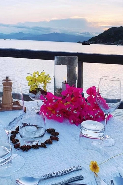 Đến tối, Bảo Thy và chồng thưởng thức bữa tối lãng mạn sát bờ biển với những món ăn được đầu bếp chế biến tại chỗ.