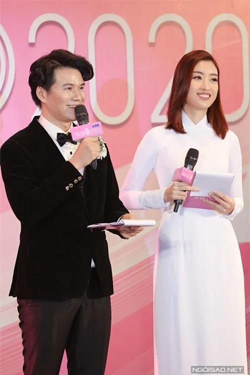 Mỹ Linh dẫn chương trình cùng MC Vũ Mạnh Cường. Người đẹp 24 tuổi còn đảm nhận phần phiên dịch với các khách mời nước ngoài.