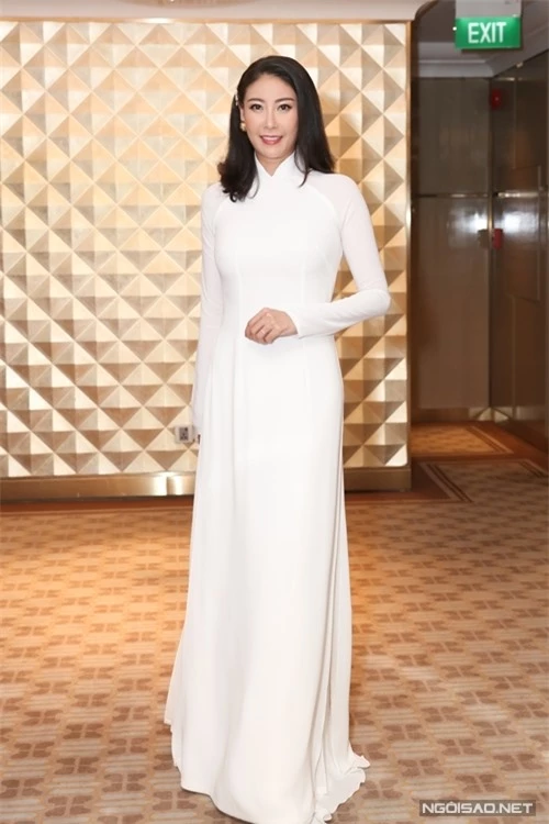 Hoa hậu Hà Kiều Anh trẻ trung hơn nhờ tà áo dài trắng.