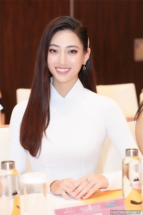 Hoa hậu Thế giới Việt Nam 2019 Lương Thùy Linh khoe nhan sắc rạng rỡ. Sau thành tích top 12 Miss World 2019, cô hiện tập trung học tập ở Đại học Ngoại thương Hà Nội.