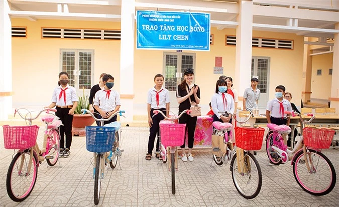 Những học sinh gặp hoàn cảnh khó khăn nhất của THCS Long Chữ được Lily Chen tặng xe đạp.