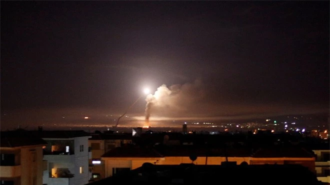 Syria nã 700 tên lửa tấn công máy bay Israel, S-300 trố mắt nhìn: Bắn trượt quá xấu hổ! - Ảnh 1.