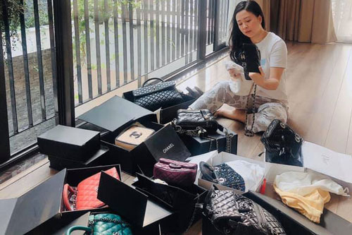 Soi bộ sưu tập túi hàng hiệu được mang ra phơi nắng của vợ Trọng Tấn