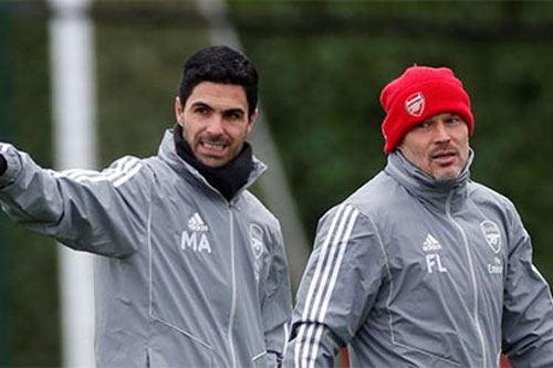 HLV Arteta được cựu thủ quân Arsenal hứa tặng 'món quà đau đầu'