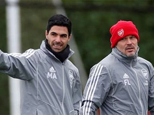 HLV Arteta được cựu thủ quân Arsenal hứa tặng 'món quà đau đầu'