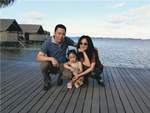 Gia đình hiện tại của Triệu Vy và Huỳnh Hữu Long.