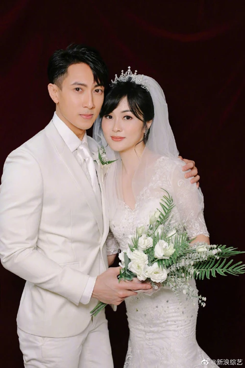 Show truyền hình "21 ngày trước đám cưới" tiết lộ loạt ảnh cưới của vợ chồng diễn viên Ngô Tôn. Bộ ảnh được chụp gần đây, và là bộ ảnh cưới chính thức đầu tiên của hai người, sau hơn 20 năm yêu đương bí mật và chung sống. Hai người đăng ký kết hôn từ 2004, có hai con. 