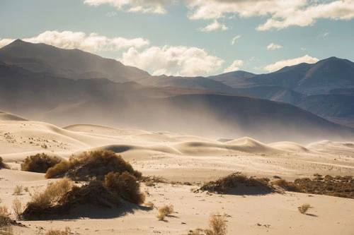 Thung lũng Chết, California (Mỹ), là một trong những nơi khô và nóng nhất hành tinh. Mùa hè năm 1913, địa điểm này được ghi nhận đạt nhiệt độ không khí cao kỷ lục với 56,7 độ C. Ngày 28-29/4 vừa qua, nhiệt độ tại đây cũng đạt mức xấp xỉ 45 độ C. Ảnh: Ben Beddoes/WHSV.