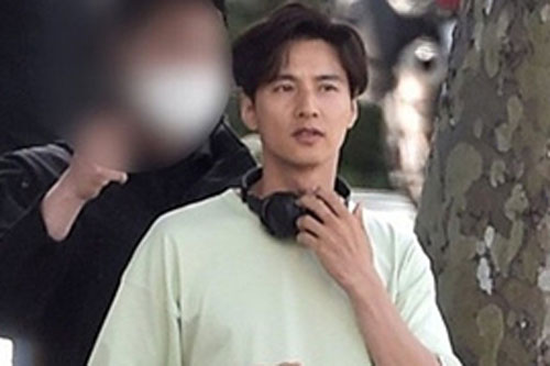 Won Bin hiếm hoi lộ diện