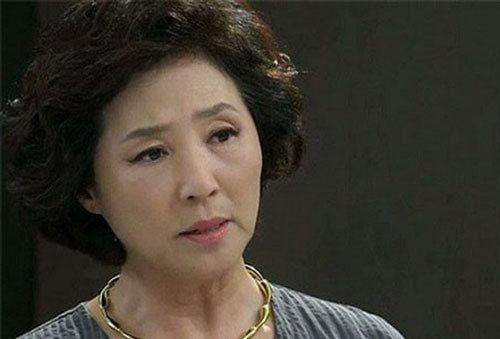 Con trai tôi bướng không nghe lời vợ, lén lút gửi tiền về cho bố mẹ, không ngờ con dâu cũng chẳng chịu thua