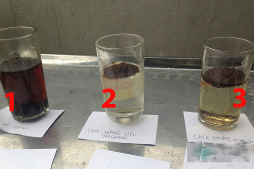 Dùng 1 cốc nước lọc theo cách này, “vạch mặt” ngay loại cà phê nào độc hại