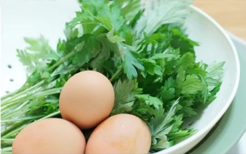 Trứng rán ngải cứu an thai trị bệnh đau đầu