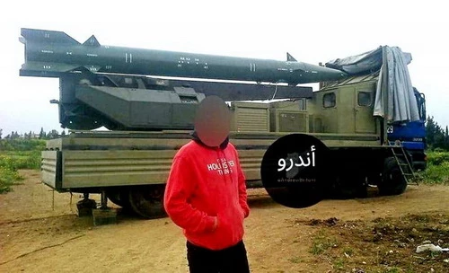 Tên lửa đạn đạo Fateh-110 Conqueror của Iran đã có mặt tại Syria. Ảnh: Al Masdar News.