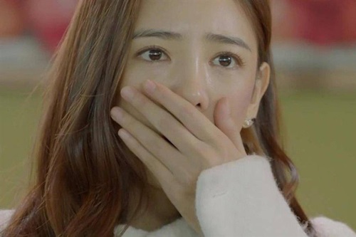 Thấy thỏi son xịn trong vali chồng, vợ mở ra dùng thử vì nghĩ là quà tặng, nào ngờ sự thật khiến cô chết điếng