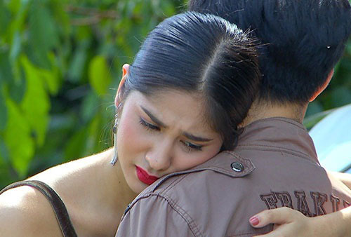 Chồng lao ra thùng rác nhặt chiếc khoác cũ tôi vứt đi, khi thắc mắc thì anh rạch áo lộ "quỹ đen"