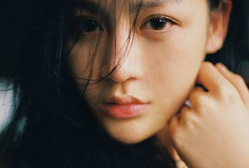 Tôi 'chết lặng' khi vô tình biết bí mật của bố mẹ về người anh nuôi