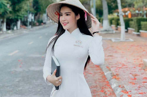 Hot girl được báo nước ngoài khen ngợi đẹp dịu dàng mùa chia tay mái trường