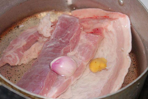 Đừng dùng nước nóng, đây mới là cách loại bỏ mùi tanh và tạp chất mà vẫn giữ được vị ngọt tươi của thịt