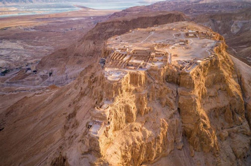 Công trình cũng được UNESCO công nhận là di sản thế giới. Du khách có thể đi bộ lên pháo đài cổ hoặc di chuyển bằng cáp treo.Pháo đài cổ nằm ở giữa sa mạc Judaean với tầm nhìn tuyệt đẹp ra xung quanh. Được xây dựng bởi nhà vua Herod vào năm 30 trước công nguyên, Masada là một trong những di tích khảo cổ học quan trọng nhất ở Israel.