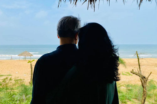 Diva Thanh Lam công khai ảnh tình tứ bên người đàn ông lạ mặt