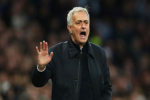 Mourinho dè bỉu những người không dám đá bóng vì dịch
