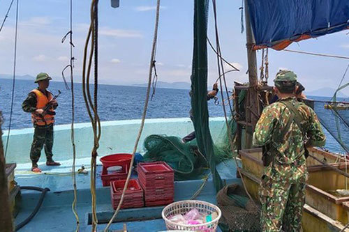 Hà Tĩnh: Nổ súng truy bắt tàu khai thác hải sản trái phép