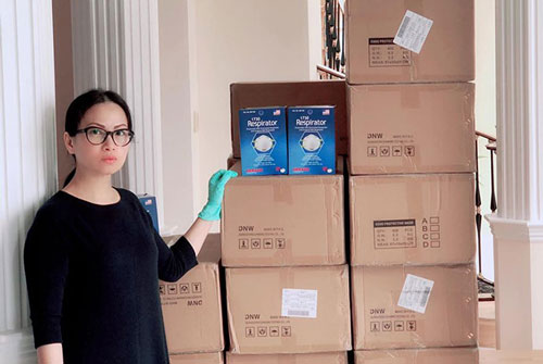 Vợ chồng Hà Phương tặng 500.000 khẩu trang cho New York