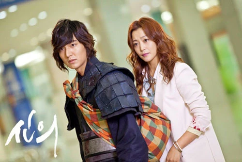 Kim Hee Sun: Lee Min Ho rất có duyên hợp tác cùng các "tường thành nhan sắc" của showbiz Hàn. Trong Faith (2012), anh trở thành người tình màn ảnh của “đệ nhất mỹ nhân” Kim Hee Sun. Lee Min Ho sắm vai chàng võ sĩ thời xưa, bất ngờ xuyên không đến thời hiện đại rồi gặp gỡ nữ bác sĩ phẫu thuật thẩm mỹ Eun Soo. Hàng loạt tình huống dở khóc dở cười xảy ra khiến số phận hai nhân vật buộc chặt vào nhau. Lee Min Ho và đàn chị kém 10 tuổi có nhiều cảnh tình cảm trong phim. Tuy nhiên, một số người hâm mộ nhận xét hai ngôi sao trông không đẹp đôi, vì Kim Hee Sun trông già dặn hơn bạn diễn.