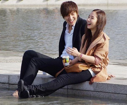 Park Min Young: “Nữ hoàng dao kéo” họ Park không chỉ là bạn diễn, mà còn từng là bạn gái của Lee Min Ho. Họ gặp gỡ trên phim trường City Hunter (2011). Tài tử 33 tuổi vào vai gián điệp kiêm sát thủ Lee Yoon Sung. Anh che giấu thân phận thật dưới vỏ bọc là tiến sĩ M.I.T. Trong quá trình thực hiện kế hoạch trả thù, Yoon Sung chạm mặt, rồi phải lòng nữ cảnh vệ nhà xanh Kim Na Na (Park Min Young). Sau khi City Hunter đóng máy, Lee Min Ho và Park Min Young công khai phim giả tình thật. Tuy nhiên, cặp nghệ sĩ chỉ bên nhau bốn tháng rồi đường ai nấy đi vì không có thời gian chăm sóc đối phương.