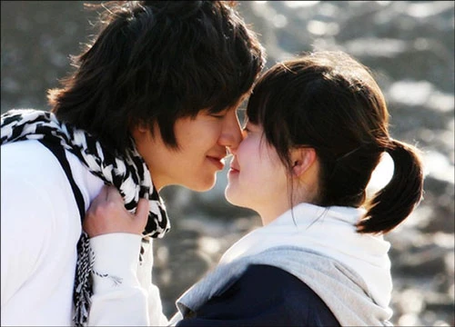 Goo Hye Sun: Năm 2009, Lee Min Ho từ diễn viên mờ nhạt vụt sáng thành sao lớn nhờ vai công tử nhà tài phiệt Gu Jun Pyo ở Boys Over Flowers (Vườn sao băng). Bạn diễn của anh khi ấy là Goo Hye Sun, trong vai cô gái nhà nghèo Geum Jan Di. Tình yêu của họ vấp phải sự ngăn cấm của gia đình Gu Jun Pyo, đẩy đôi trẻ rơi vào bi kịch. Hai nhân vật cố gắng xóa mờ khoảng cách địa vị, thân phận để đến bên nhau. Dù Goo Hye Sun hơn Lee Min Ho 3 tuổi, nhưng khi đứng cạnh nhau, hai người vẫn được khen đẹp đôi.