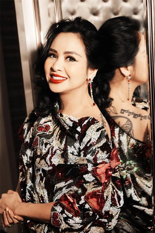 Diva Thanh Lam công khai ảnh tình tứ bên người đàn ông lạ mặt - 2