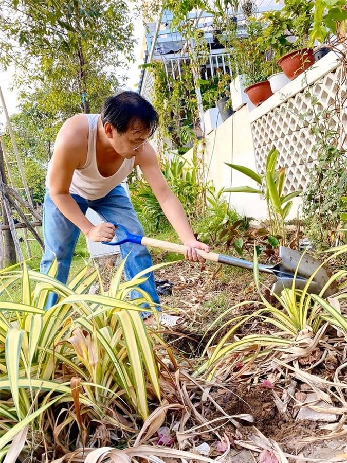 Giàu có hàng đầu showbiz Việt nhưng vợ chồng Trịnh Kim Chi cũng đích thân đào đất, trồng cây 4