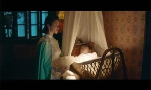 Tạo hình của Hòa Minzy trong MV.