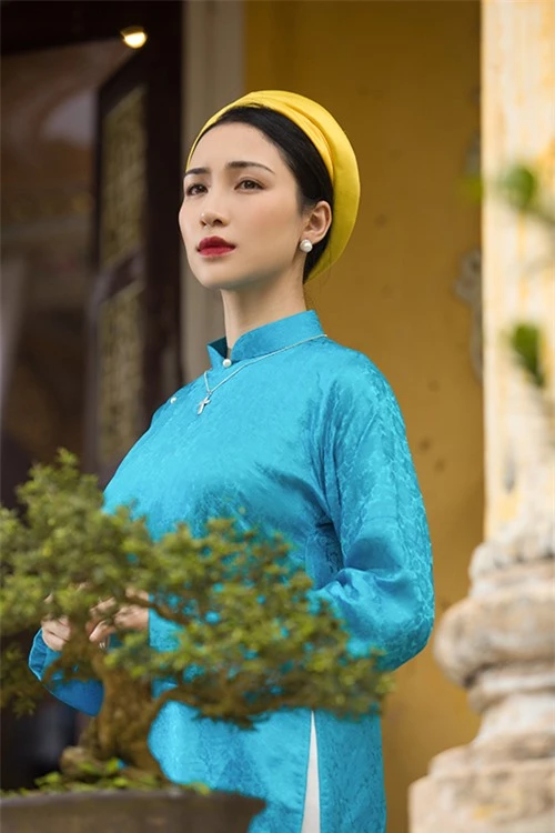 Hòa Minzy trong vai Nam Phương Hoàng hậu còn Xuân Phúc trong vai vua Bảo Đại.
