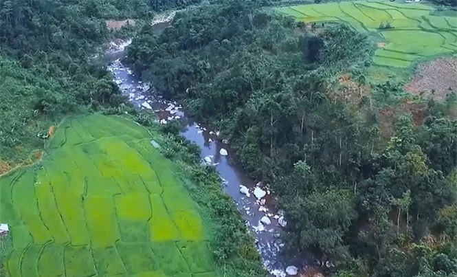 Thác Bảy tầng bắt nguồn từ nước bạn Lào chảy vào vùng lõi Khu bảo tồn thiên nhiên Pù Hoạt, huyện Quế Phong (Nghệ An) với chiều dài hàng chục km.