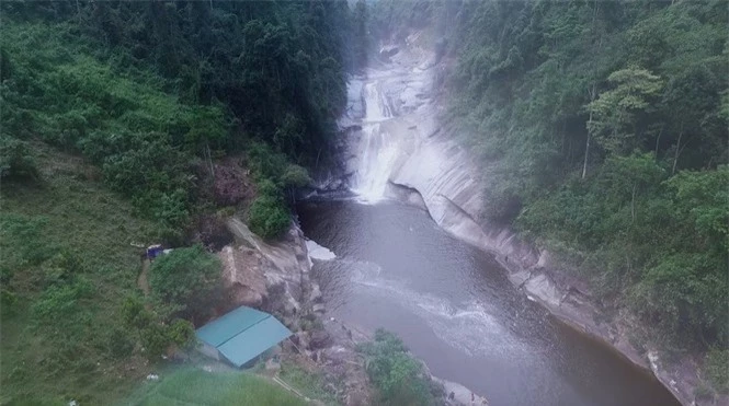 Đến với thác Bảy tầng, chúng ta như được hòa vào đại ngàn bí hiểm. Dòng nước trong xanh, không khí trong lành, cảnh vật hoang dã nên thơ, thích hợp cho một chuyến dã ngoại hay các phượt thủ ham thám hiểm.